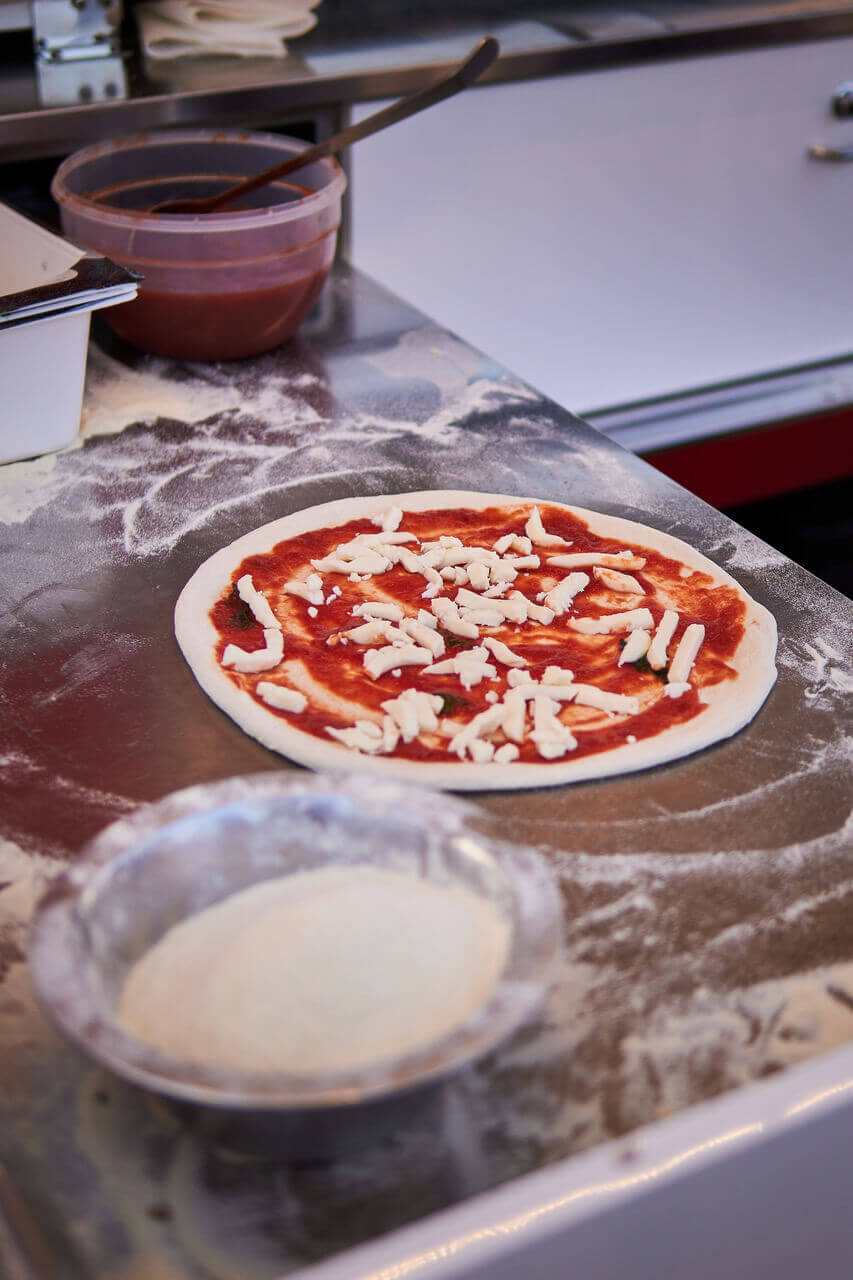 Belegte Pizza vor dem Backen