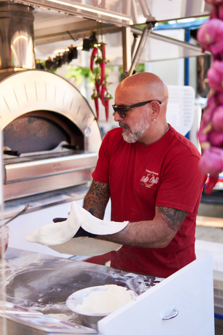 Zufriedene Gäste am Food Truck
